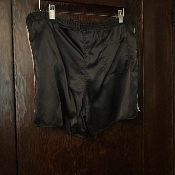 Vintage adidas shorts w/ back pocket. Inner drawstring. Excellent cond. - Picture 4 of 4